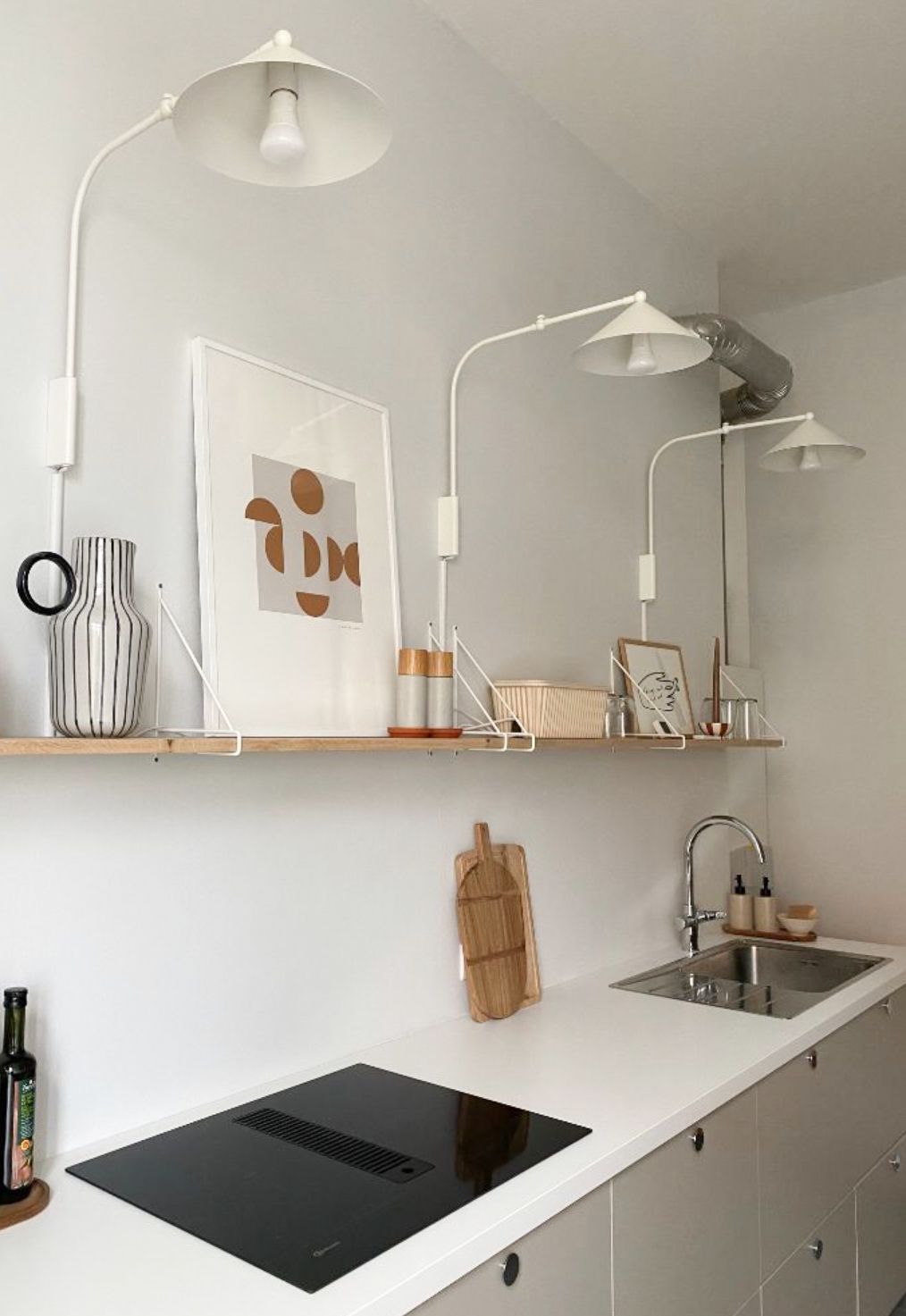 Einrichtungsberatung IKEA Küchenplanung, das Bild zeigt das eine minimalistisch, reduzierte Küche im skandinavischen Interior Design in weiß und creme.